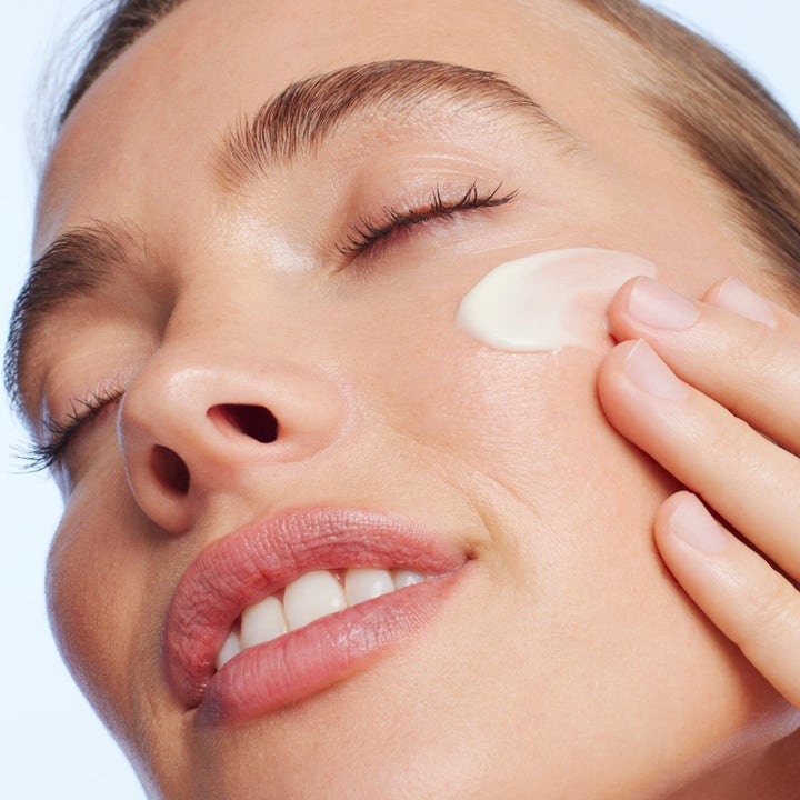 Nuxe Merveillance Lift Exceptional Cream 75 ml opstrammende dagcreme påføres her på kinden for en løftet effekt