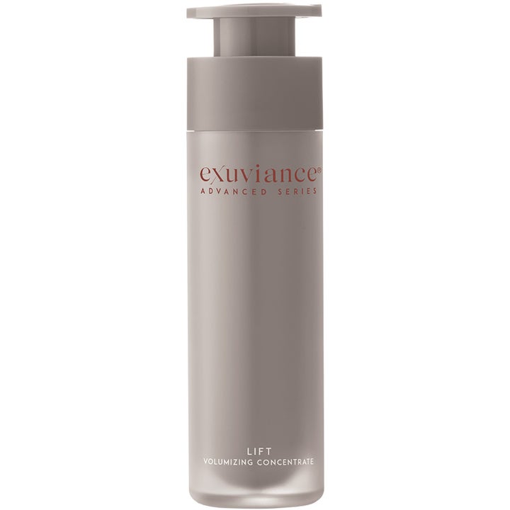 Exuviance Lift Volumizing Concentrate opstrammende ansigtsserum i en stilren mat gråbrun pumpeflaske.