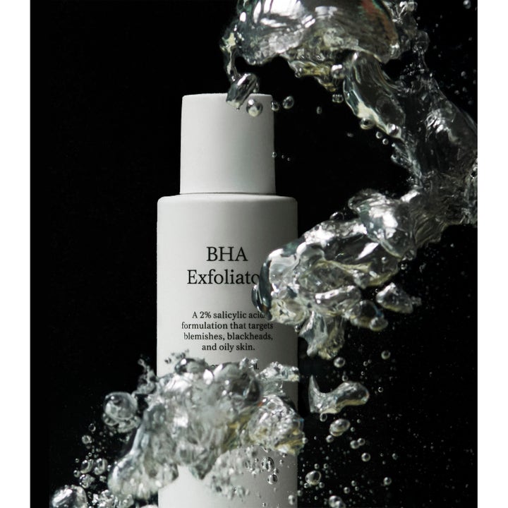 Jorgobé BHA Exfoliator 150 ml eksfolierende serum i hvid flaske omgivet af friske vandbobler mod sort baggrund
