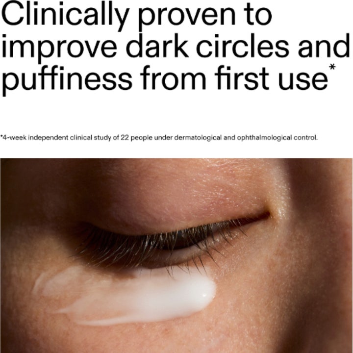 The INKEY List Caffeine Eye Cream 15 ml mod mørke rande og hævelser viser hvid creme under et lukket øje.