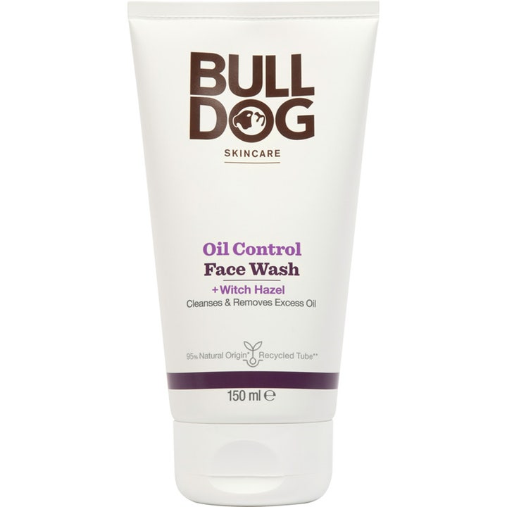 Bulldog Oil Control Face Wash 150 ml ansigtsvask mod fedtet hud i en hvid tube med lilla detaljer og troldnød.