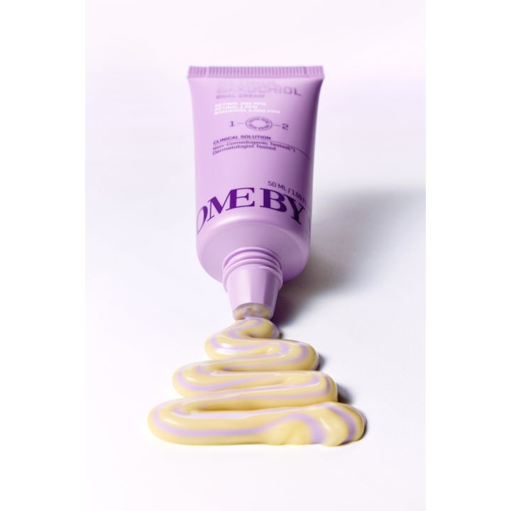 Some By Mi Retinol Bakuchiol Dual Cream 50 ml nattcreme viser gul og lilla stribet creme fra lilla tube.
