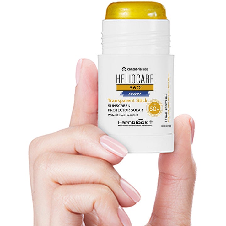 Heliocare Sport Stick SPF 50+ 25 g giver vandfast solbeskyttelse i en hvid stift med gult gennemsigtigt indhold.