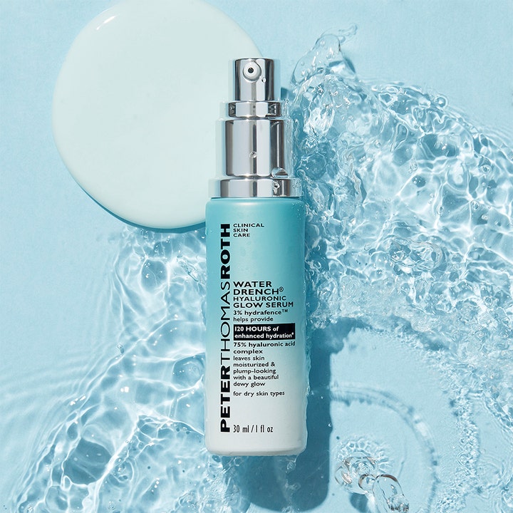 Peter Thomas Roth Water Drench Hyaluronic Glow Serum 30 ml i lyseblå flaske omgivet af vandstænk