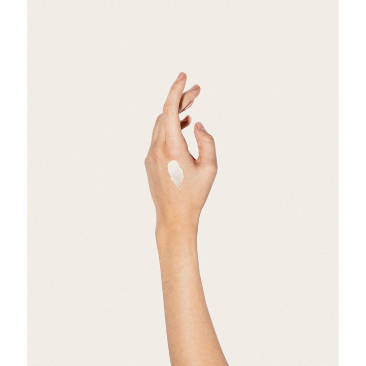 Niche Beauty Lab Theramid Ceramide Treatment 30 ml styrkende ansigtsserum hvid cremet tekstur på en hånd