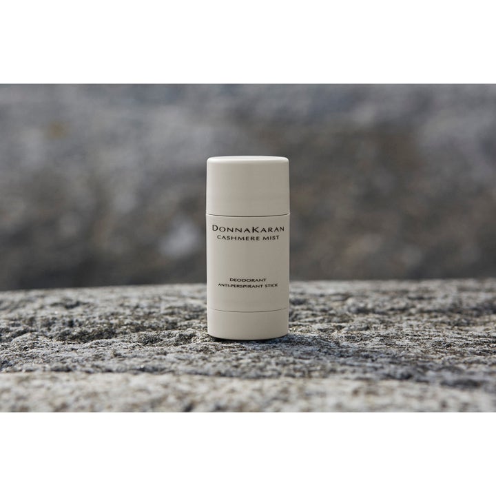 DKNY Cashmere Mist Deostick 50 ml anti-perspirant i beige hylster placeret på en rustik grå stenoverflade