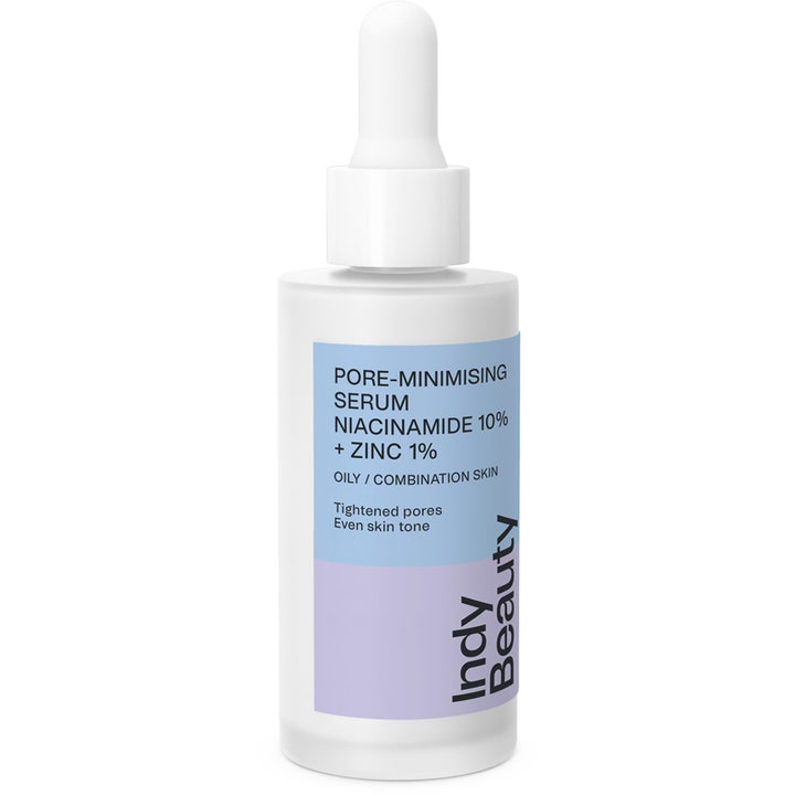 Indy Beauty Pore-Minimising Serum med niacinamid giver jævn hudtone i frostet glasflaske med hvid pipette.