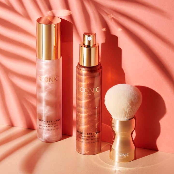 ICONIC London Prep Set Tan 75 ml selvbruner spray skaber glød vist med glitrende sprayflasker og en guld kabukibørste.