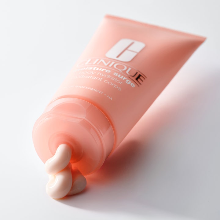 Clinique Moisture Surge Body Hydrator 200 ml fugtgivende bodylotion med cremet tekstur fra lyserød tube