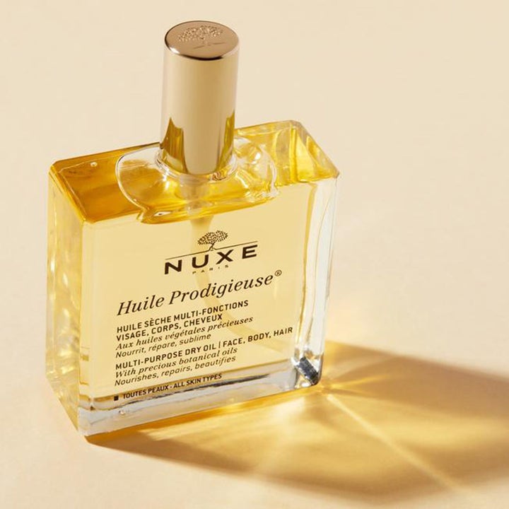 Nuxe Huile Prodigieuse 100 ml tørolie i ikonisk firkantet glasflakon med guldlåg der nærer og blødgør huden.