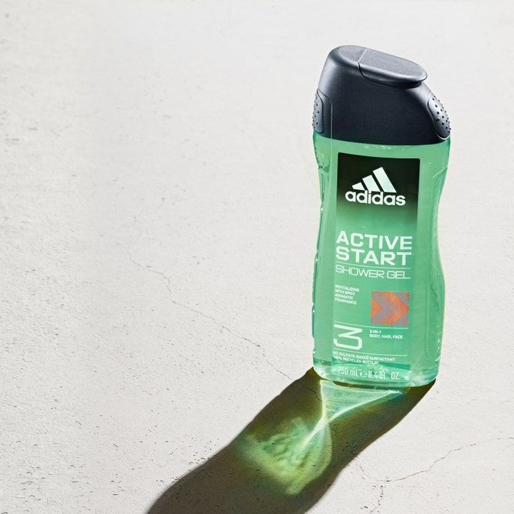 Adidas Active Start Shower Gel 250 ml opfriskende 3-i-1 bodyshampoo i grøn flaske på lys baggrund