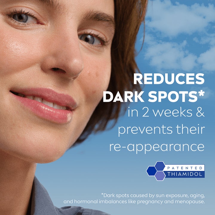 NIVEA Luminous630 Anti Dark-Spot Day Fluid 40 ml solcreme mod pigmentpletter med kvinde mod blå himmel og tekst