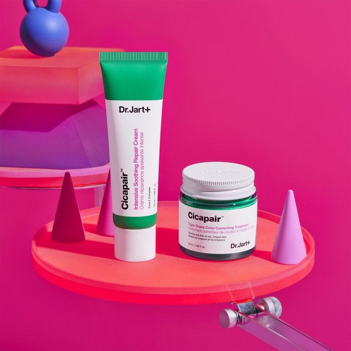 Dr.Jart+ Cicapair Tiger Grass Color Correcting Treatment 30 ml dæmper rødme i grøn krukke og tube på pink podie