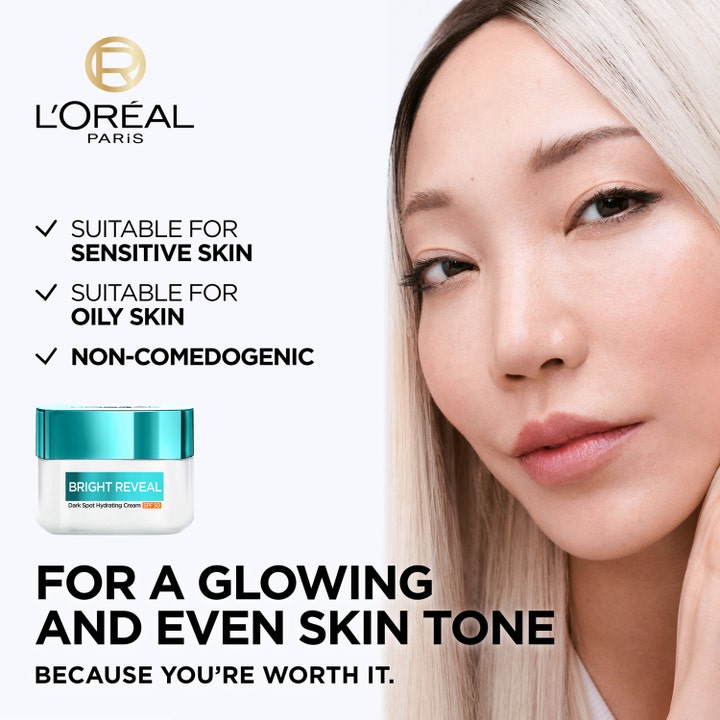 L'Oréal Paris Bright Reveal 50 ml dagcreme mod mørke pletter på en kvinde med jævn hudtone