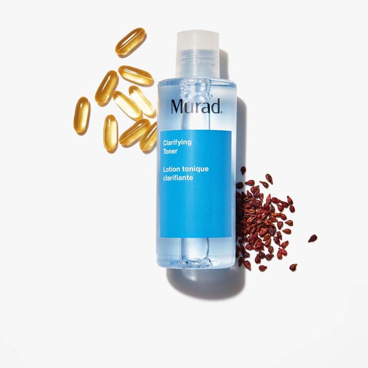 Murad Clarifying Toner 180 ml mod urenheder i blå gennemsigtig flaske omgivet af gyldne kapsler og små frø