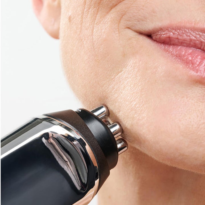 Currentbody Skin RF Radio Frequency Skin Tightening Device opstrammende beauty tech mod huden på ansigtet.