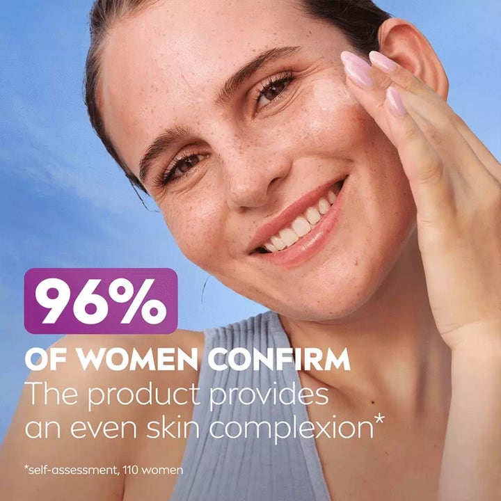NIVEA Exfoliator Luminous630 Skin Glow Daily Liquid 100 ml ansigtspleje giver jævn hudtone vist på smilende kvinde.