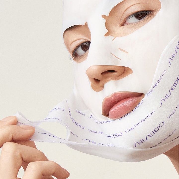 Shiseido Vital Perfection Liftdefine Radiance Face Mask 10 g opstrammende sheet maske med logo påført ansigtet
