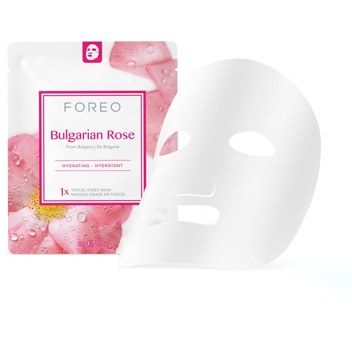 FOREO Bulgarian Rose 20 g fugtgivende sheetmaske med hvid tencelmaske og lyserød pakke med roser