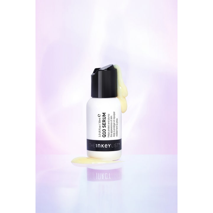 The INKEY List Q10 Serum 30 ml beskyttende ansigtsserum i hvid flaske med gul cremet tekstur løbende ned