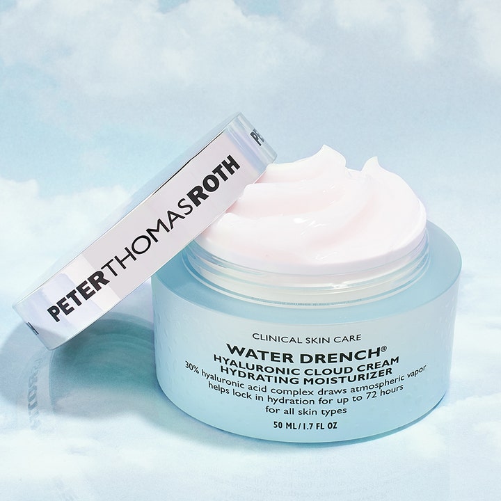 Peter Thomas Roth Water Drench Cloud Creme 50 ml fugtgivende ansigtscreme med luftig hvid tekstur i lyseblå krukke