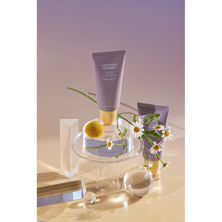 haruharu wonder Black Rice Pure Mineral Relief Daily Sunscreen 50 ml solcreme i lilla tuber med hvide blomster