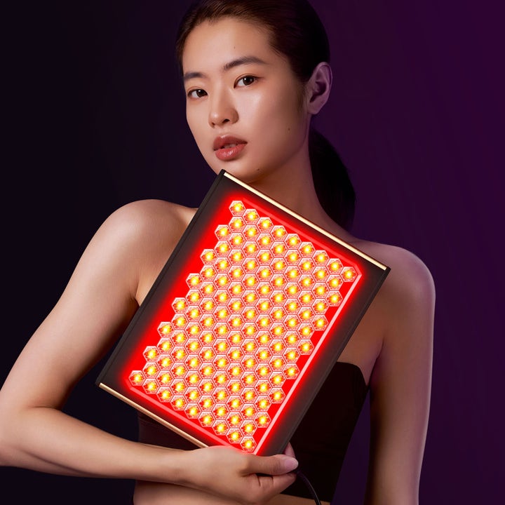 FAQ Swiss FAQ™ Led Panel 1 stk. hudplejeværktøj der forbedrer huden vist med lysende røde og gule sekskantede LED-lys.