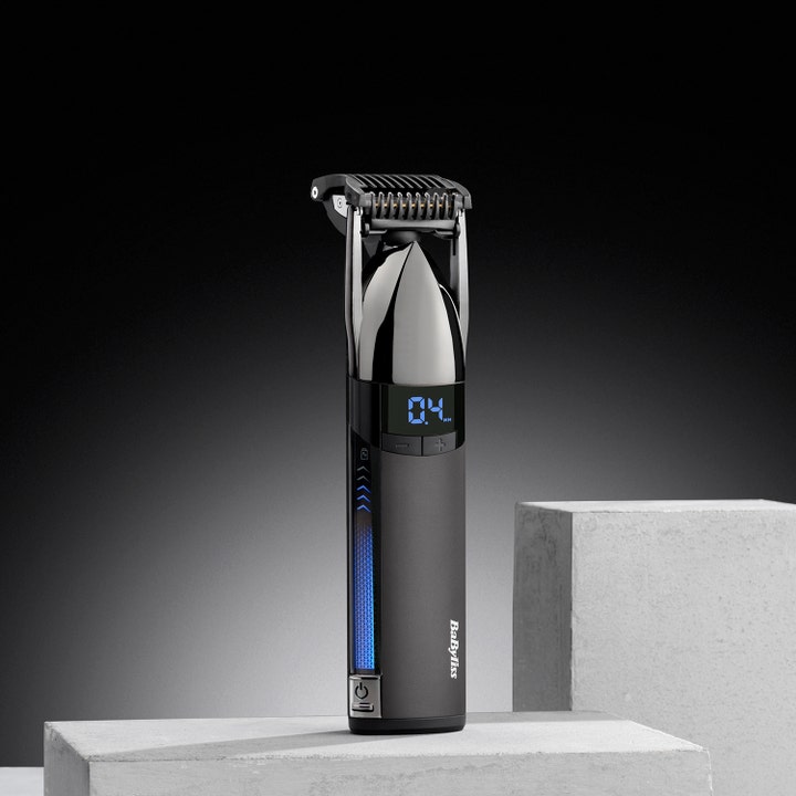 BaByliss Super-X Metal Stubble Trimmer 1 stk skægtrimmer i metal med digitalt display på grå podie