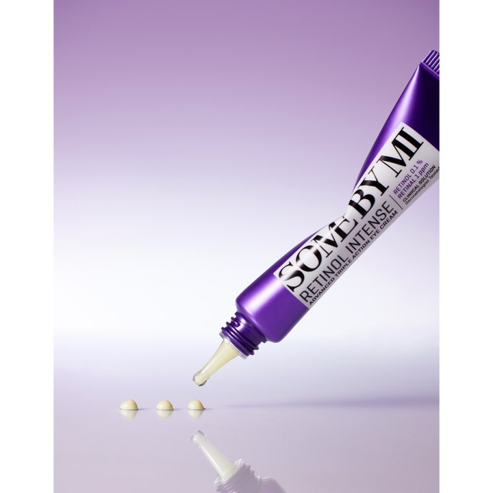 Some By Mi Retinol Intense Advanced Triple Action Eye Cream 30 ml anti-age øjencreme i lilla tube med cremet tekstur.