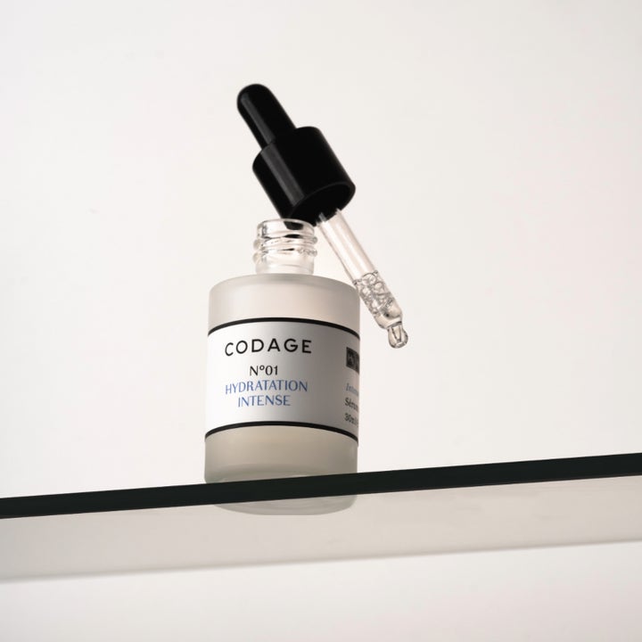 Codage Paris The Serum N°01 30 ml fugtgivende ansigtsserum i åben frostet glasflaske med pipette på glashylde
