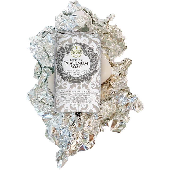 Nesti Dante Luxury Platinum 250 ml luksuriøs fast håndsæbe i sølvmønstret papirindpakning på krøllet sølvfolie