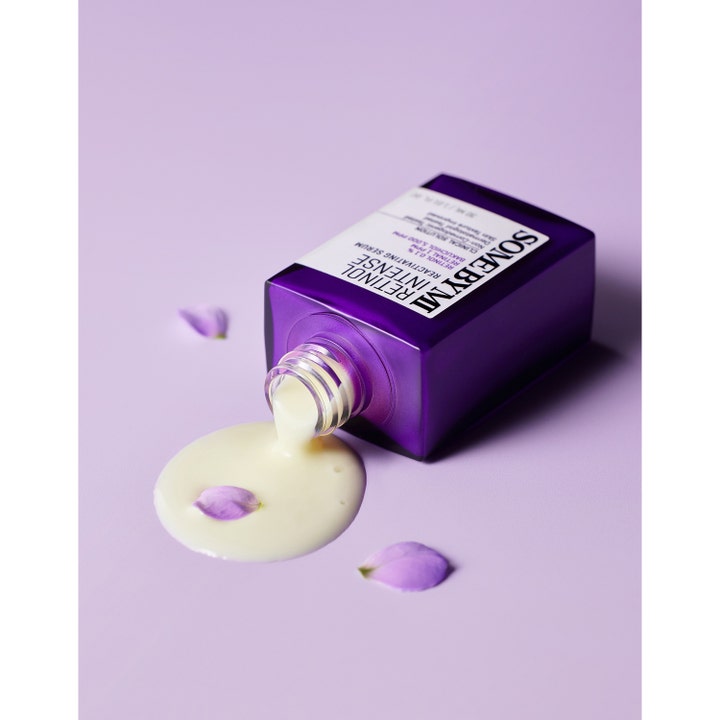 Some By Mi Retinol Intense Reactivating Serum 30 ml ansigtsserum med cremet gul tekstur og lilla kronblade