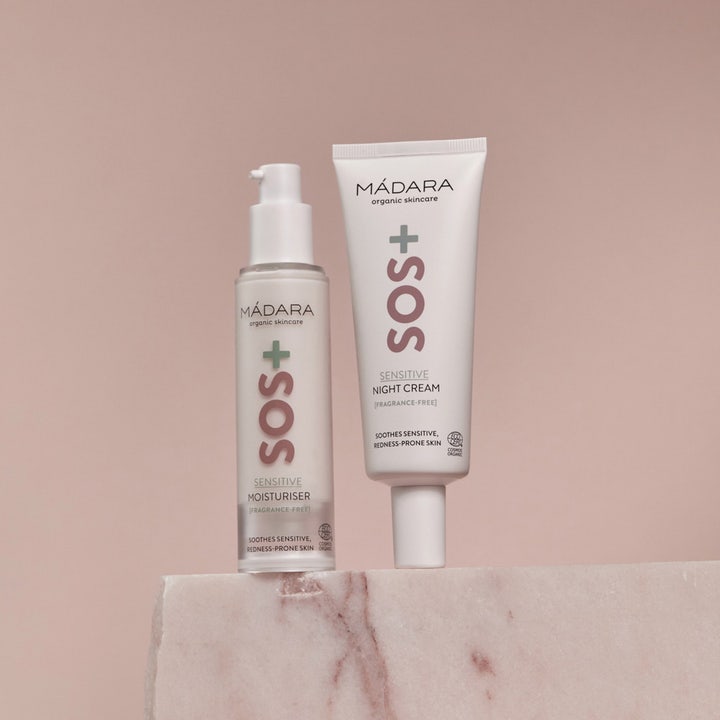 MÁDARA SOS + SENSITIVE Night Cream 70 ml beroligende natcreme i hvid tube og pumpeflaske på en stenplade