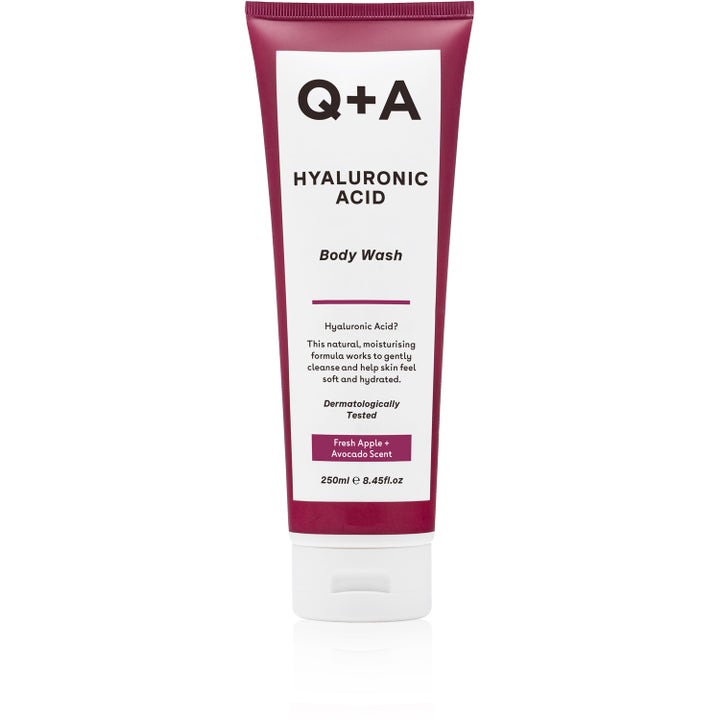 Q+A Hyaluronic Acid Body Wash 250ml fugtgivende kropsvask i en bordeauxrød tube med hvid etiket og hvidt låg.