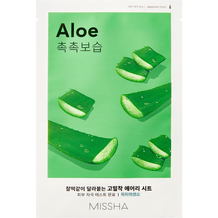 Missha Airy Fit Sheet Mask Aloe 19g fugtgivende ansigtsmaske i grøn emballage med friske aloe vera-stykker.