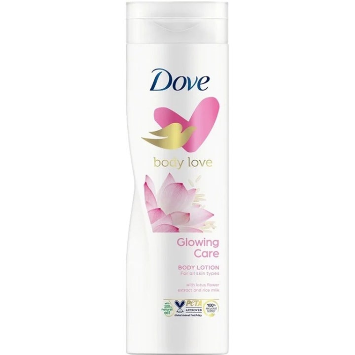 Dove Body Love Glowing Care Body Lotion til alle hudtyper giver glød i hvid flaske med lyserød lotusblomst.