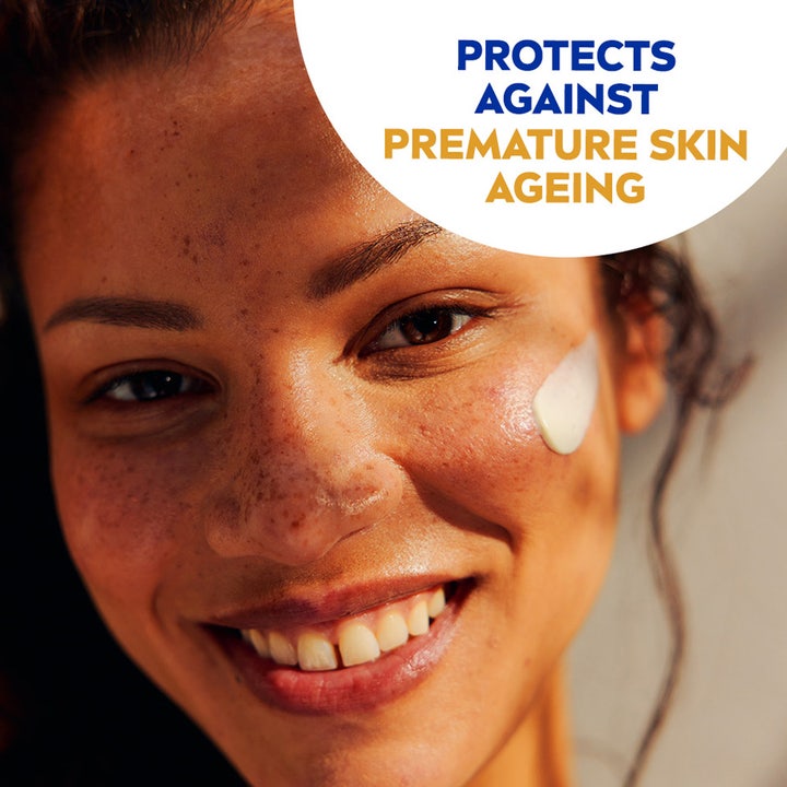 NIVEA Sun Face Shine Control Cream 50 ml solcreme til ansigtet på en kvindes kind beskytter mod hudaldring.