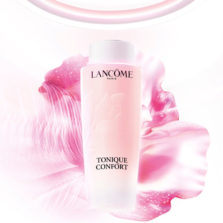 Lancôme Tonique Confort Hydrating Face Toner 200 ml fugtgivende toner i rosa flaske foran et dugfriskt rosenblad