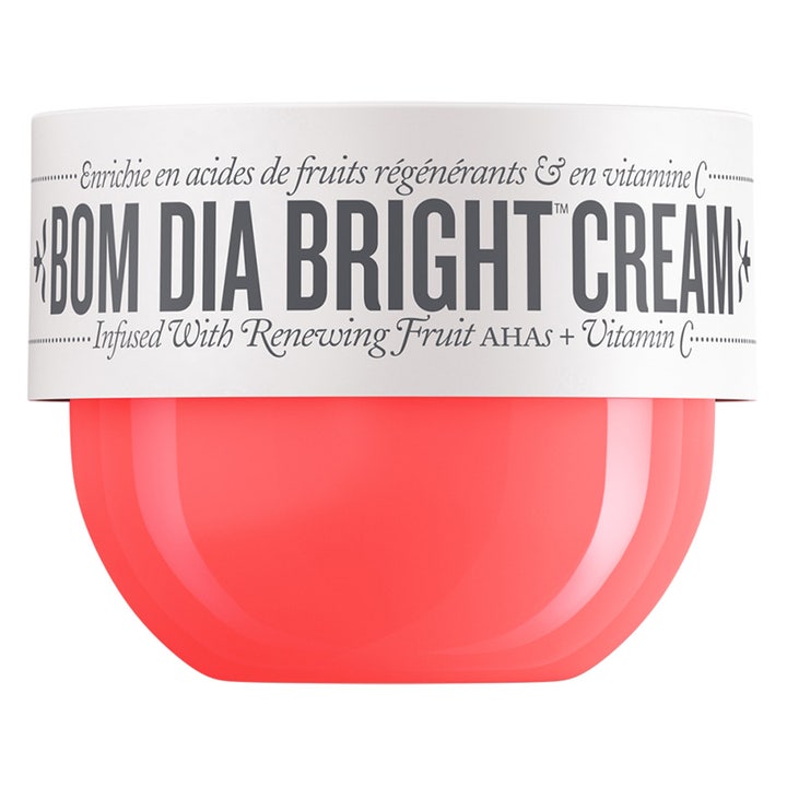 Sol de Janeiro Bom Dia Bright Cream eksfolierende kropscreme i koralrød krukke med hvidt låg og Vitamin C
