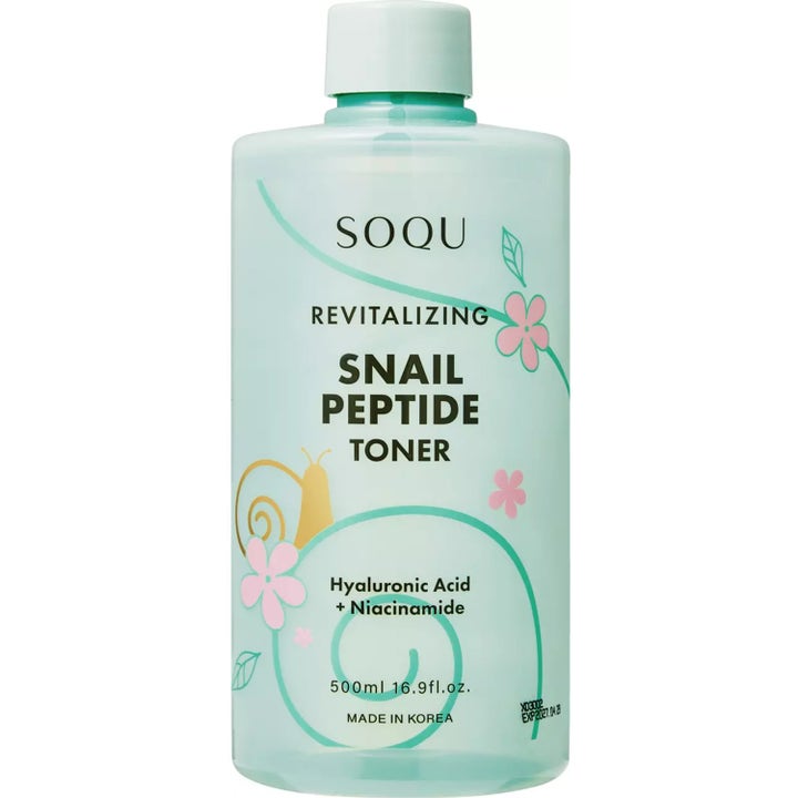 SOQU Revitalizing Snail Peptide Toner 500ml revitaliserende toner i lyseblå gennemsigtig flaske med blomster