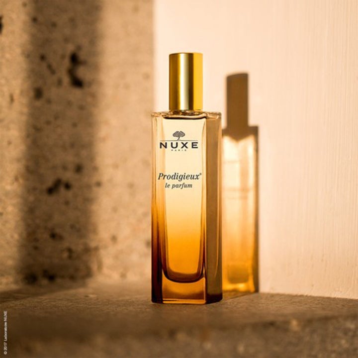 Nuxe Prodigieux le parfum 50 ml varm eau de parfum i elegant glasflakon med guldhætte og ravgylden gradient.