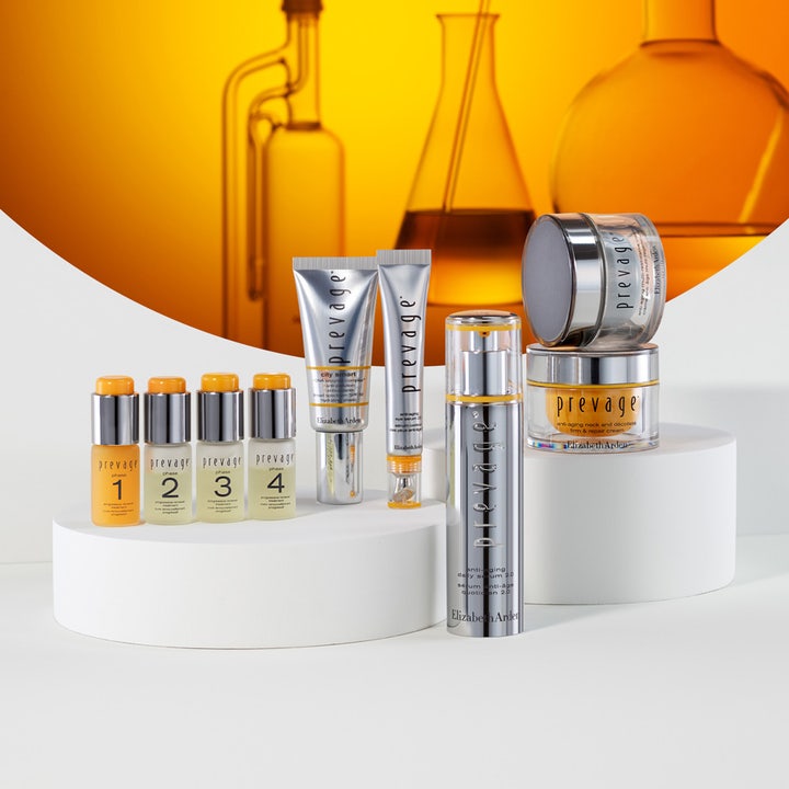 Elizabeth Arden Prevage 50 ml anti-aging natcreme blandt sølvfarvede produkter foran laboratoriekolber.