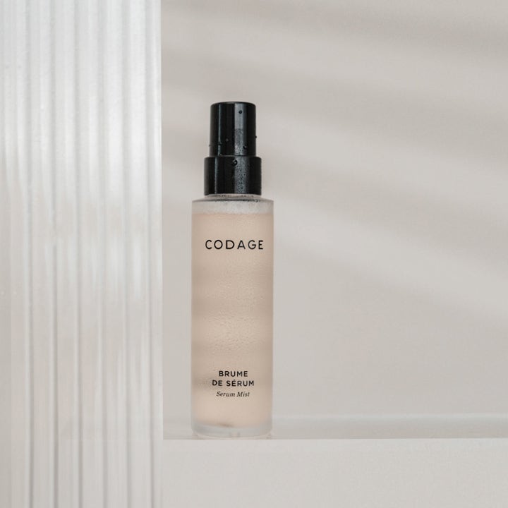 Codage Paris The Serum Mist 100 ml fugtgivende face mist i frostet glasflaske med sort spraypumpe