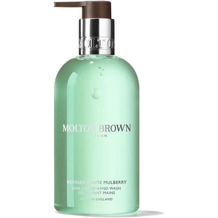 Molton Brown Refined White Mulberry 300 ml håndsæbe der giver friske hænder i klar flaske med lysegrøn gel og sølvpumpe.