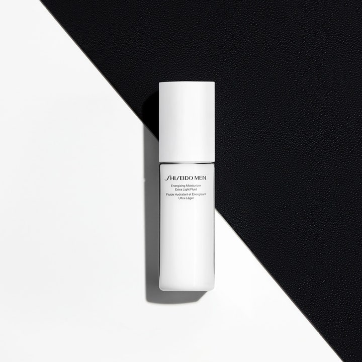 Shiseido Men Energizing Moisturizer Fluid 100 ml energigivende dagcreme i hvid flaske på kontrastfyldt baggrund