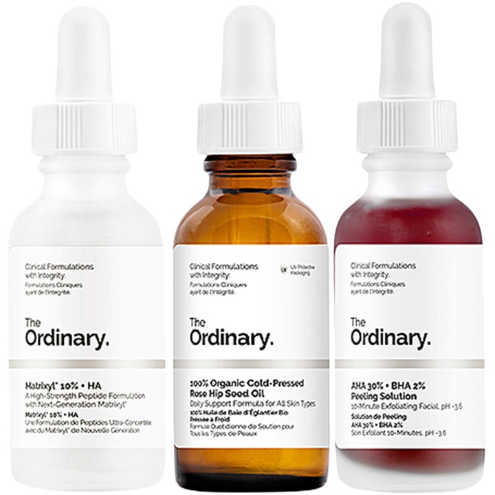 The Ordinary hudplejesæt med Matrixyl, hybenkerneolie og AHA-peeling i glasflasker med hvide pipetter og rød væske.