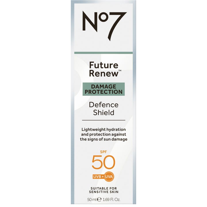 No7 Future Renew Defence Shield 50 ml SPF50 solcreme i hvid emballage med orange og grøn tekst