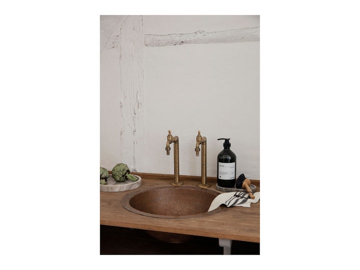 Meraki Forest Garden Clean Dishes 1000 ml velduftende opvaskemiddel i mørk pumpeflaske ved en rustik vask