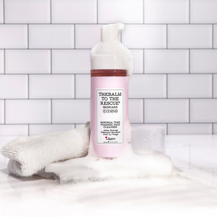 theBalm to the Rescue Moringa Tree Foaming Face Cleanser 150 ml skummende renseprodukt i lyserød flaske med hvidt skum