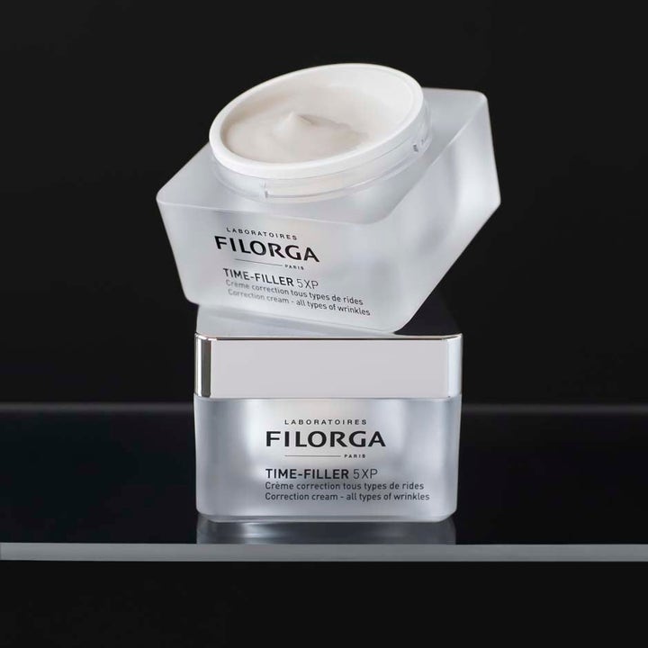 Filorga Time-Filler 5XP ansigtscreme mod rynker i frostet krukke med synlig hvid tekstur og sølvlåg